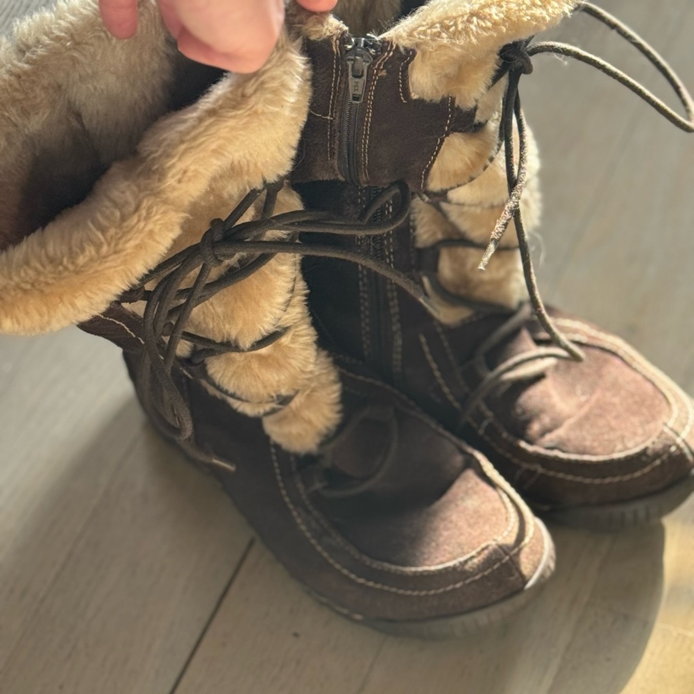 Baretraps Brown Suede Snow Boot with Inside Faux Fur. Size 8